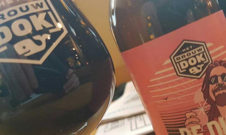 Het BrouwDOK bier De Dude Russian imperial milk stout in glas Het BrouwDOK bier De Dude Russian imperial milk stout in glas